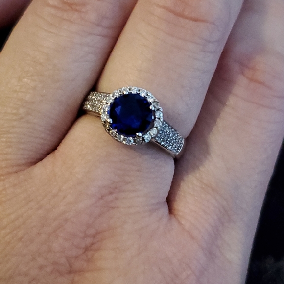 8/$30    💙💍 NWT round center faux blue sapphire stone with halo - Picture 4 of 10